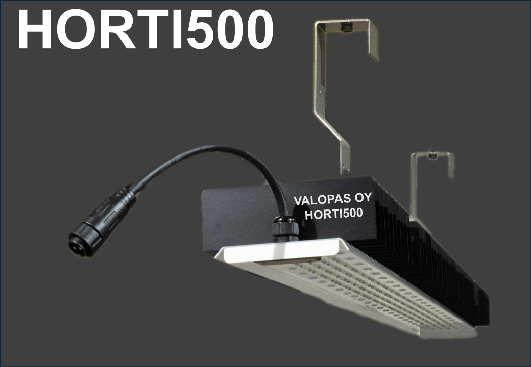Kuvassa on Valopas Oy:n Horti500-kasvivalaisin, jossa on musta virtajohto, metalliset ripustuskoukut ja pitkä, valkoinen LED-paneeli, jonka yläpuolella on musta jäähdytyslevy.